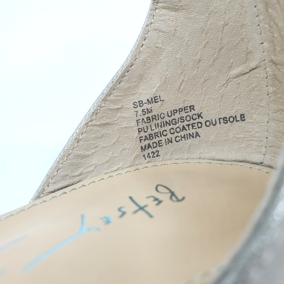 Betsey Johnson Mel sandals, Silver, NIB - Picture 9 of 12